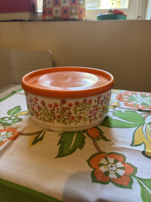 Boîte vintage fleurie années 70 avec couvercle orange – style rétro cuisine