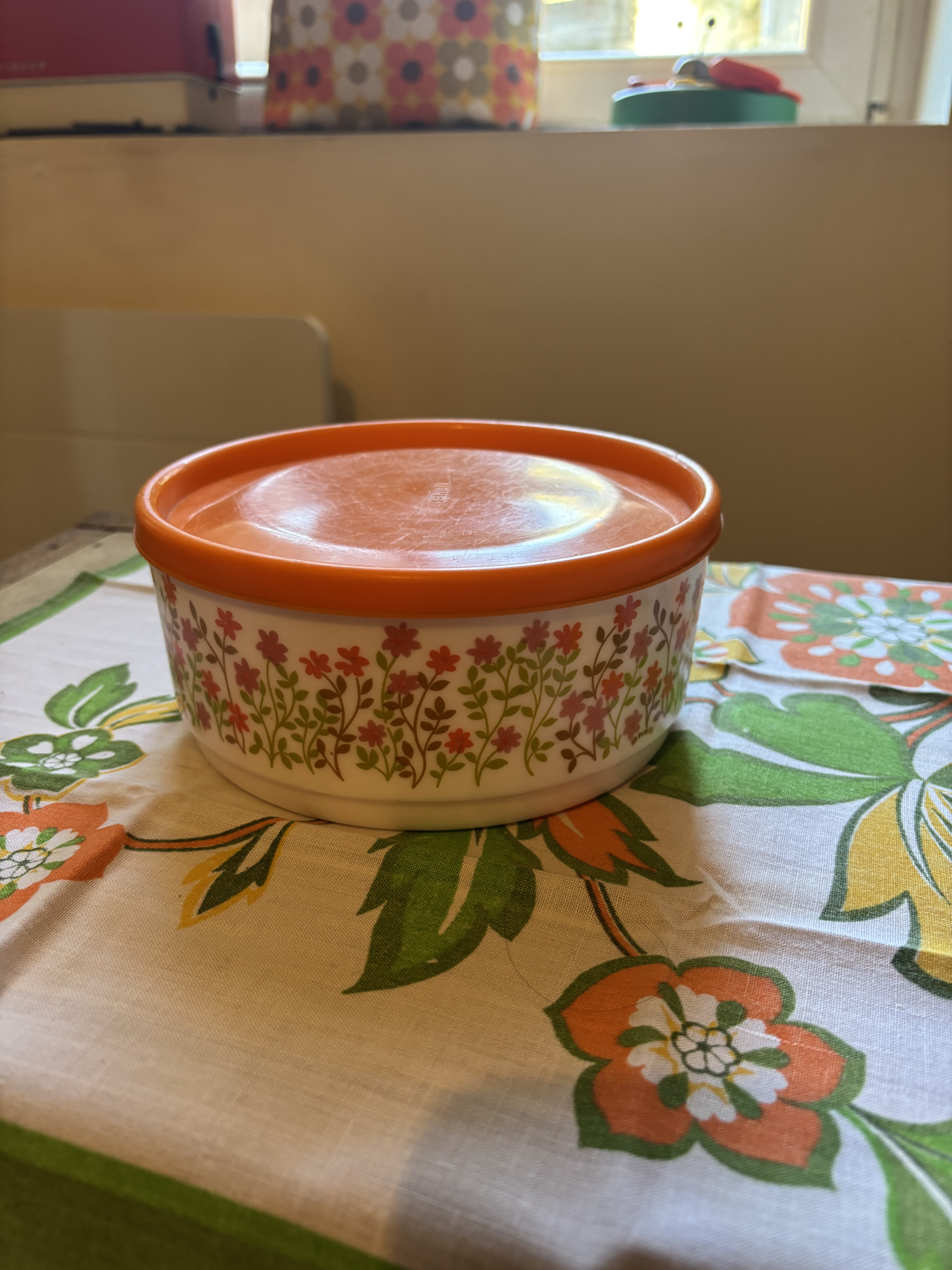 Boîte vintage fleurie années 70 avec couvercle orange – style rétro cuisine